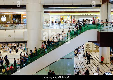 Hong Kong, Chine. 7th août 2022. Les gens portent un masque facial et magasinent dans un centre commercial. Une deuxième série de bons de consommation du gouvernement sortis dimanche, 6,2 millions de personnes ont reçu un bon de 2 000 HK$ et un autre 3 000 HK$ dû plus tard dans l'année. (Image de crédit : © Keith Tsuji/ZUMA Press Wire) Banque D'Images