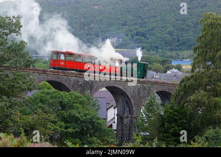 Un train à vapeur transportant les passagers jusqu'au Snowdon Summit sur le Snowdon Mountain Railway Banque D'Images