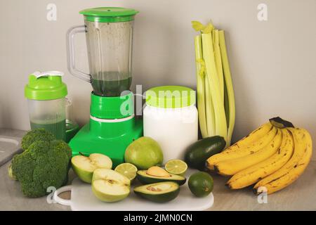 Blender, ingrédients pour un smoothie maison sain sur une table de cuisine Banque D'Images