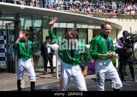 Ascot, Berkshire, Royaume-Uni. 6th août 2022. L'équipe de jockeys Neil Callan (capitaine) Jamie Spencer, Kieran Shoemark et Daniel Tudhope avant de remporter la course hippique Dubai Duty Free Shergar Cup à l'hippodrome d'Ascot. Crédit : Maureen McLean/Alay Banque D'Images