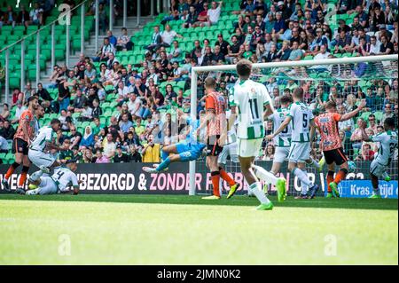 GRONINGEN - (l) Benaissa Benamar du FC Volendam voit son entête entrer dans le but lors du match hollandais entre le FC Groningen et le FC Volendam au stade Euroborg de 7 août 2022 à Groningen, pays-Bas. ANP COR LASKER Banque D'Images