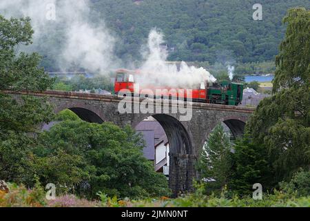 Un train à vapeur transportant les passagers jusqu'au Snowdon Summit sur le Snowdon Mountain Railway Banque D'Images