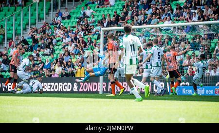 GRONINGEN - (l) Benaissa Benamar du FC Volendam voit son entête entrer dans le but lors du match hollandais entre le FC Groningen et le FC Volendam au stade Euroborg de 7 août 2022 à Groningen, pays-Bas. ANP COR LASKER Banque D'Images