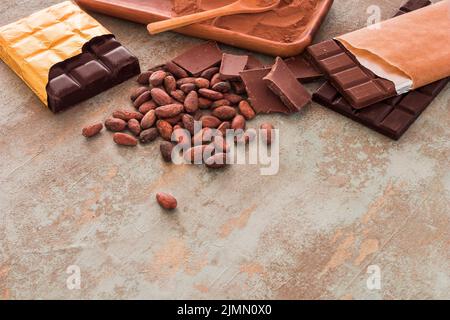 Barres de chocolat cacao fèves de poudre grunge fond Banque D'Images