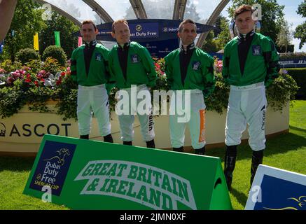 Ascot, Berkshire, Royaume-Uni. 6th août 2022. L'équipe de jockeys de Grande-Bretagne et d'Irlande Daniel Tudhope, Kieran Shoemark, Jamie Spencer et Neil Callan avant de remporter la course hippique Dubai Duty Free Shergar Cup à l'hippodrome d'Ascot. Crédit : Maureen McLean/Alay Banque D'Images