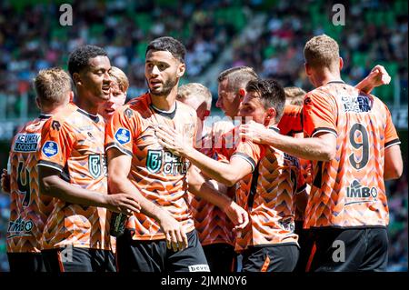 GRONINGEN - les joueurs du FC Volendam célèbrent le 2-2, après avoir regardé les images VAR (m) Benaissa Benamar du FC Volendam qui a fait le 2-2 lors du match hollandais entre le FC Groningen et le FC Volendam dans le stade Euroborg de 7 août 2022 à Groningen, aux pays-Bas. ANP COR LASKER Banque D'Images