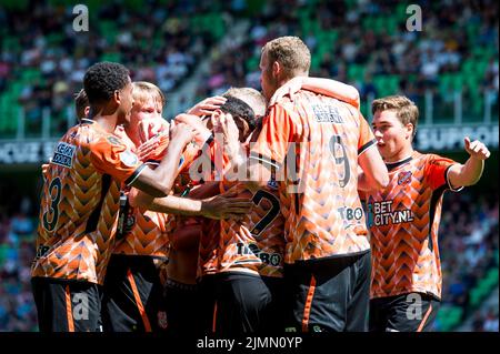 GRONINGEN - les joueurs du FC Volendam célèbrent le 2-2, après avoir regardé les images VAR (m) Benaissa Benamar du FC Volendam qui a fait le 2-2 lors du match hollandais entre le FC Groningen et le FC Volendam dans le stade Euroborg de 7 août 2022 à Groningen, aux pays-Bas. ANP COR LASKER Banque D'Images