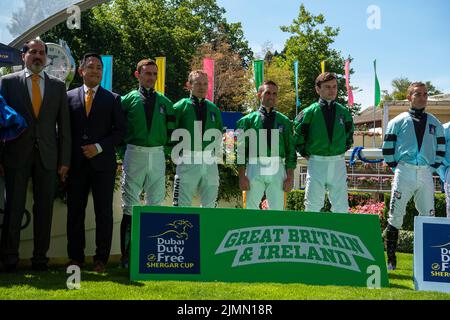 Ascot, Berkshire, Royaume-Uni. 6th août 2022. L'équipe de jockeys de Grande-Bretagne et d'Irlande Daniel Tudhope, Kieran Shoemark, Jamie Spencer et Neil Callan avant de remporter la course hippique Dubai Duty Free Shergar Cup à l'hippodrome d'Ascot. Crédit : Maureen McLean/Alay Banque D'Images