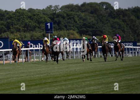 Ascot, Berkshire, Royaume-Uni. 6th août 2022. Le cheval Amanzoe (numéro 7), monté par le jockey Joanna Mason (silks roses), remporte les piquets classés Raiser du rideau de la coupe Shergar en duty Free de Dubaï lors de la Journée de la coupe Shergar en duty Free de Dubaï à l'hippodrome d'Ascot. Formateur William Haggas. Crédit : Maureen McLean/Alay Banque D'Images