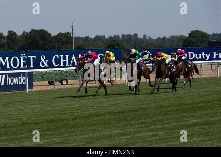 Ascot, Berkshire, Royaume-Uni. 6th août 2022. Le cheval Amanzoe (numéro 7), monté par le jockey Joanna Mason (silks roses), remporte les piquets classés Raiser du rideau de la coupe Shergar en duty Free de Dubaï lors de la Journée de la coupe Shergar en duty Free de Dubaï à l'hippodrome d'Ascot. Formateur William Haggas. Crédit : Maureen McLean/Alay Banque D'Images