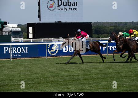 Ascot, Berkshire, Royaume-Uni. 6th août 2022. Le cheval Amanzoe (numéro 7), monté par le jockey Joanna Mason (silks roses), remporte les piquets classés Raiser du rideau de la coupe Shergar en duty Free de Dubaï lors de la Journée de la coupe Shergar en duty Free de Dubaï à l'hippodrome d'Ascot. Formateur William Haggas. Crédit : Maureen McLean/Alay Banque D'Images