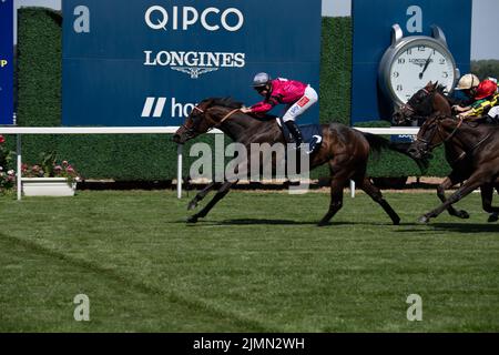 Ascot, Berkshire, Royaume-Uni. 6th août 2022. Le cheval Amanzoe (numéro 7), monté par le jockey Joanna Mason (silks roses), remporte les piquets classés Raiser du rideau de la coupe Shergar en duty Free de Dubaï lors de la Journée de la coupe Shergar en duty Free de Dubaï à l'hippodrome d'Ascot. Formateur William Haggas. Crédit : Maureen McLean/Alay Banque D'Images