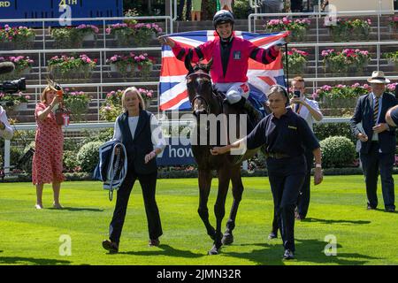 Ascot, Berkshire, Royaume-Uni. 6th août 2022. Le cheval Amanzoe, monté par le jockey Joanna Mason, vainqueur du Dubai Duty Free Shergar Cup Curtain Raiser, a classé des piquets lors de la Dubai Duty Free Shergar Cup Day à l'hippodrome d'Ascot. Formateur William Haggas. Crédit : Maureen McLean/Alay Banque D'Images