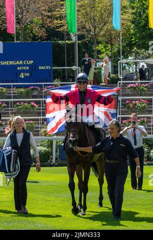 Ascot, Berkshire, Royaume-Uni. 6th août 2022. Le cheval Amanzoe, monté par le jockey Joanna Mason, vainqueur du Dubai Duty Free Shergar Cup Curtain Raiser, a classé des piquets lors de la Dubai Duty Free Shergar Cup Day à l'hippodrome d'Ascot. Formateur William Haggas. Crédit : Maureen McLean/Alay Banque D'Images