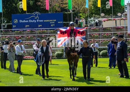 Ascot, Berkshire, Royaume-Uni. 6th août 2022. Le cheval Amanzoe, monté par le jockey Joanna Mason, vainqueur du Dubai Duty Free Shergar Cup Curtain Raiser, a classé des piquets lors de la Dubai Duty Free Shergar Cup Day à l'hippodrome d'Ascot. Formateur William Haggas. Crédit : Maureen McLean/Alay Banque D'Images