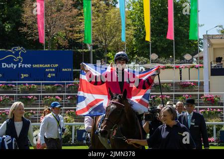 Ascot, Berkshire, Royaume-Uni. 6th août 2022. Le cheval Amanzoe, monté par le jockey Joanna Mason, vainqueur du Dubai Duty Free Shergar Cup Curtain Raiser, a classé des piquets lors de la Dubai Duty Free Shergar Cup Day à l'hippodrome d'Ascot. Formateur William Haggas. Crédit : Maureen McLean/Alay Banque D'Images