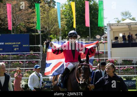 Ascot, Berkshire, Royaume-Uni. 6th août 2022. Le cheval Amanzoe, monté par le jockey Joanna Mason, vainqueur du Dubai Duty Free Shergar Cup Curtain Raiser, a classé des piquets lors de la Dubai Duty Free Shergar Cup Day à l'hippodrome d'Ascot. Formateur William Haggas. Crédit : Maureen McLean/Alay Banque D'Images