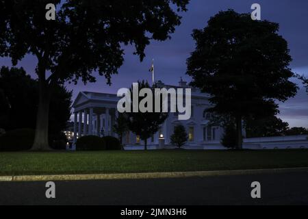 Washington, États-Unis. 07th août 2022. Le Portico nord de la Maison Blanche est vu à l'aube à Washington, DC, dimanche, 7 août 2022. Biden voyage à Rehoboth Beach, Delaware, après avoir testé négatif pour COVID 19. Photo d'Oliver Contreras/UPI crédit: UPI/Alay Live News Banque D'Images