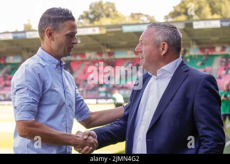NIJMEGEN, PAYS-BAS - AOÛT 7 : entraîneur Rogier Meijer de NEC Nijmegen et entraîneur Ron Jans du FC Twente pendant le match néerlandais entre NEC Nijmegen et le FC Twente au Goffertstadion on sur 7 août 2022 à Nimègue, pays-Bas (photo de Broer van Boom den Boom/Orange Pictures) Banque D'Images