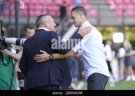 NIJMEGEN - entraîneur du FC Twente Ron Jans, entraîneur du NEC Nijmegen Rogier Meijer le match néerlandais Eredivisie entre NEC et le FC Twente à de Goffert sur 7 août 2022 à Nimègue, pays-Bas. ANP ROY LAZET Banque D'Images