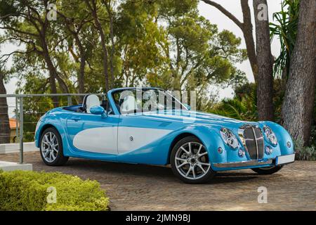 Une voiture vintage exclusive est garée à côté de la villa, réplique sur la célèbre voiture décapotable de la Côte d'Azur, Cap Ferrat, rétro Banque D'Images