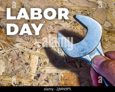 Happy Labor Day concept: Outil de construction de clé à main sur fond de bois, avec espace de copie pour le texte. Modèle de conception. Illustration vectorielle Banque D'Images