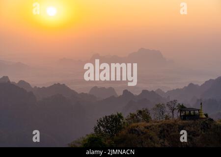 Une belle photo du lever du soleil depuis le mont Zwegabin, hPa an, Myanmar Banque D'Images