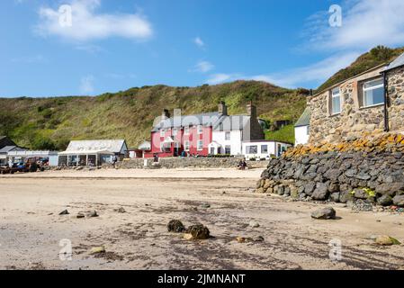 Porthdinllaen près de Morfa Nefyn sur la côte du nord du pays de Galles. Le très connu Ty Coch Inn vu entre les cottages blanchis à la chaux. Banque D'Images