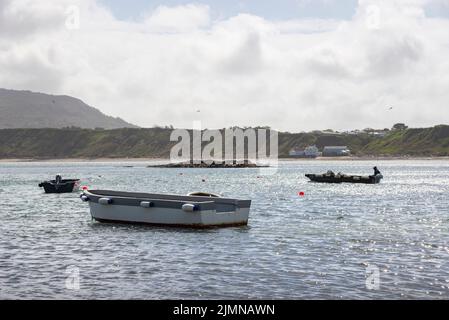 Bateaux de pêche dans le port de Porthdinllaen près de Morfa Nefyn, péninsule de Lleyn, au nord du pays de Galles. Banque D'Images