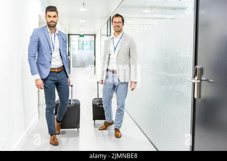 Deux hommes d'affaires visitent une entreprise Banque D'Images