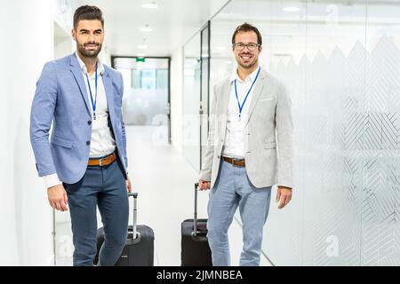 Deux hommes d'affaires visitent une entreprise Banque D'Images