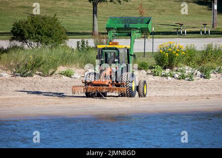 Préparation de la plage avant l'arrivée des visiteurs Banque D'Images