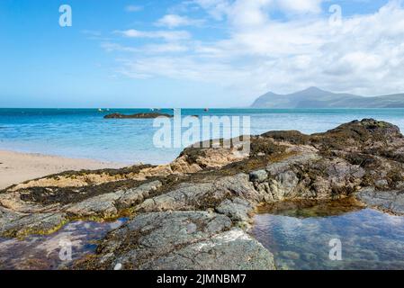 Vue sur la mer depuis la plage de Porthdinllaen près de Morfa Nefyn, péninsule de Lleyn, au nord du pays de Galles. Banque D'Images