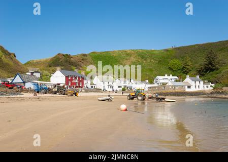 Porthdinllaen près de Morfa Nefyn sur la côte du nord du pays de Galles. Le très connu Ty Coch Inn vu entre les cottages blanchis à la chaux. Banque D'Images