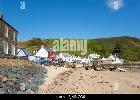 Porthdinllaen près de Morfa Nefyn sur la côte du nord du pays de Galles. Le très connu Ty Coch Inn vu entre les cottages blanchis à la chaux. Banque D'Images