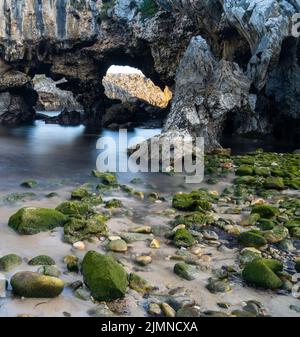 La plage Playa de Cuevas del Mar dans le nord de l'Espagne Banque D'Images