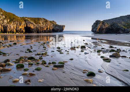 Une longue vue imprenable sur les Cuevas del Mar sur la Costa Verde des Asturies Banque D'Images