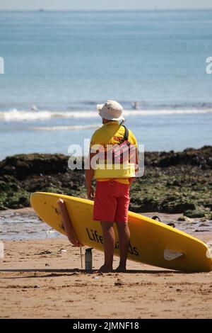 Broadescaliers, Kent, Royaume-Uni. 7th août 2022. RNLI Lifeguard en patrouille sur la plage lors d'un week-end d'août chaud à Broadescaliers, Kent, Royaume-Uni crédit: Grant Burton/Alay Live News Banque D'Images