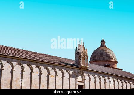 Porte du lion sur la célèbre Piazza dei Miracoli à Pise, Italie, le 20 avril 2018 Banque D'Images