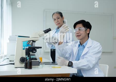 Science l'expertise en chimie des huiles est l'analyse d'expériences avec des équipements de microscope en laboratoire. Double exposition des tests de recherche chimique scientifiques Banque D'Images