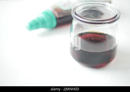 sirop d'érable dans un pot en verre sur blanc Banque D'Images