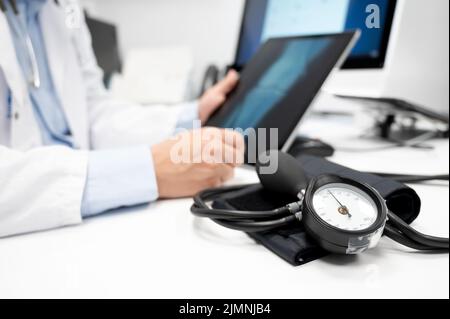 Prévention de l'hypertension. Image rapprochée de l'échelle du manomètre de pression du ballonnet. Banque D'Images