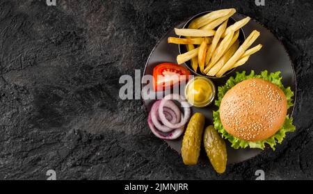 Vue de dessus de la plaque de hamburger frites avec espace de copie pour cornichons Banque D'Images