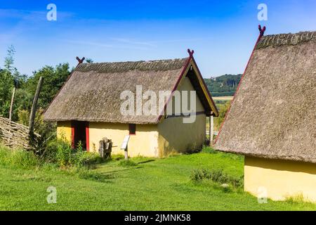 Petite maison dans le village viking reconquit de Fyrkat près de Hobro, Danemark Banque D'Images