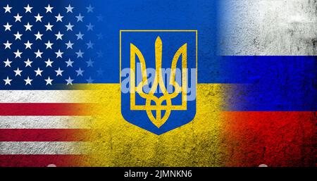 Drapeau national de l'Ukraine avec les armoiries tryzub, drapeau national de la Russie et drapeau des États-Unis. Grunge l'arrière-plan Banque D'Images
