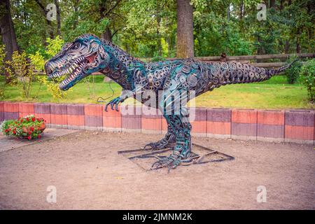 Tyrannosaurus rex T-rex sculpture faite de pièces et d'engrenages métalliques dans le parc central de Bucha. Ukraine Banque D'Images
