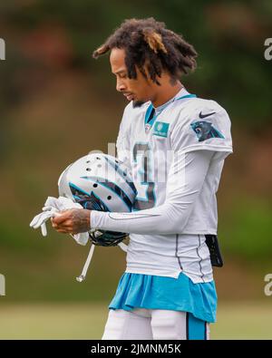 Spartanburg, SC États-Unis; le grand receveur Robbie Anderson (3) se rend sur le terrain d'entraînement pendant le camp d'entraînement de Carolina Panthers, samedi, 5 août, 202 Banque D'Images