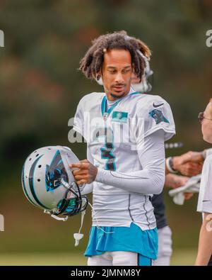 Spartanburg, SC États-Unis; le grand receveur Robbie Anderson (3) se rend sur le terrain d'entraînement pendant le camp d'entraînement de Carolina Panthers, samedi, 5 août, 202 Banque D'Images