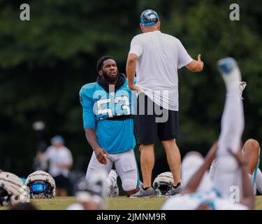 Spartanburg, SC États-Unis ; Matt Rhule, entraîneur-chef, parle avec Brian Burns, le responsable de la défense (53) lors des échauffements avant le Carolina Panthers Training Camp, Saturda Banque D'Images