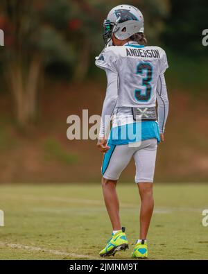 Spartanburg, SC États-Unis; le grand receveur Robbie Anderson (3) se prépare pour le début de la pratique pendant le camp d'entraînement de Carolina Panthers, samedi, 5 août, Banque D'Images